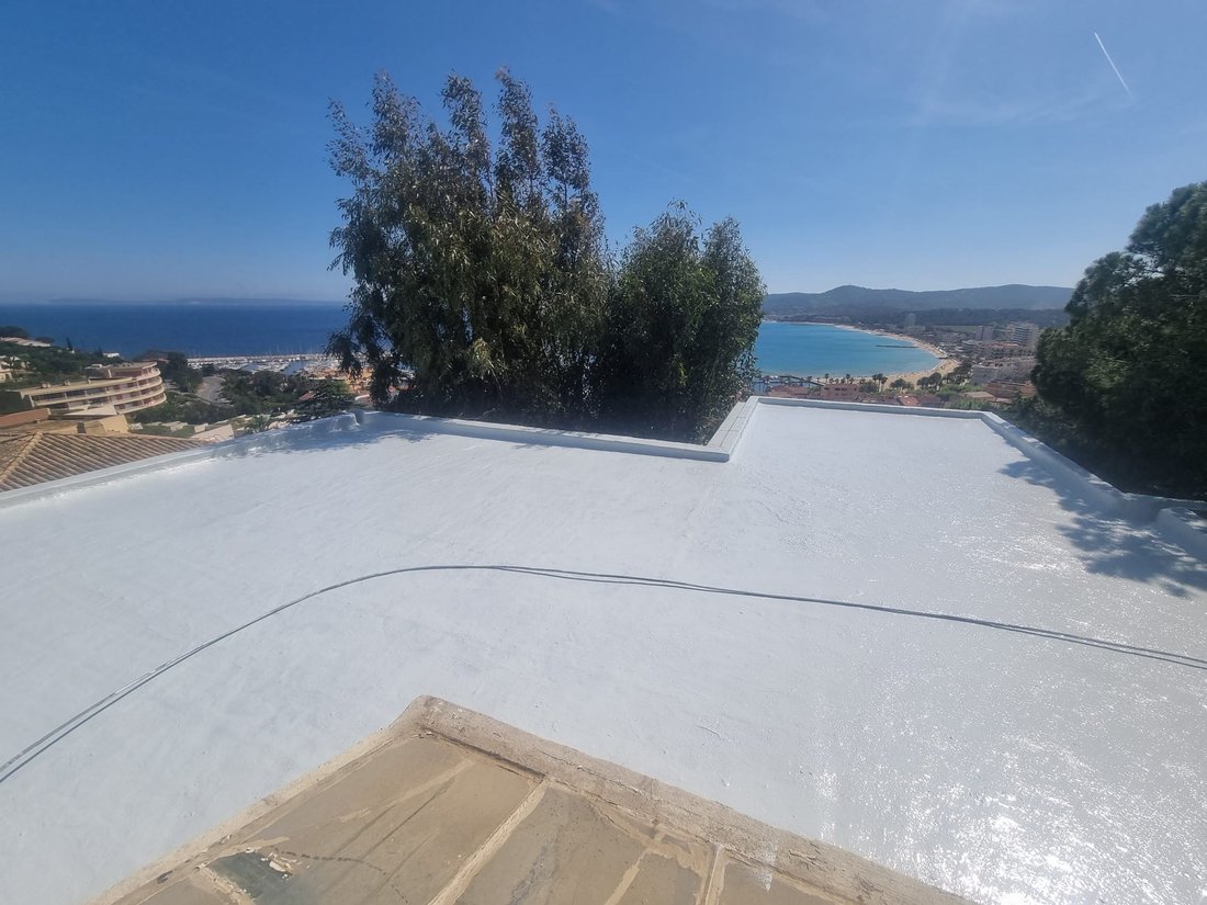 Toiture plate étanchéifiée à neuf par Couvreur Rénovation Toiture, vue sur la mer à Marseille