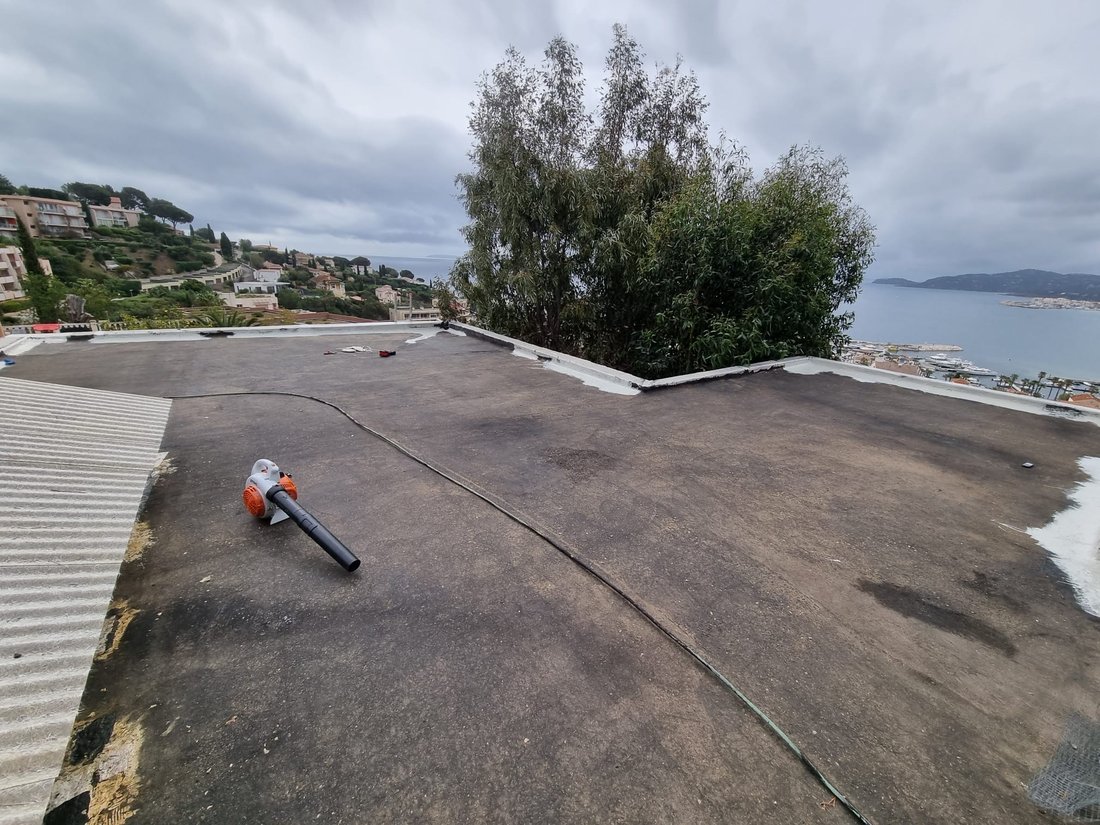 Toiture plate avant rénovation, membrane d'étanchéité usée, vue sur la mer
