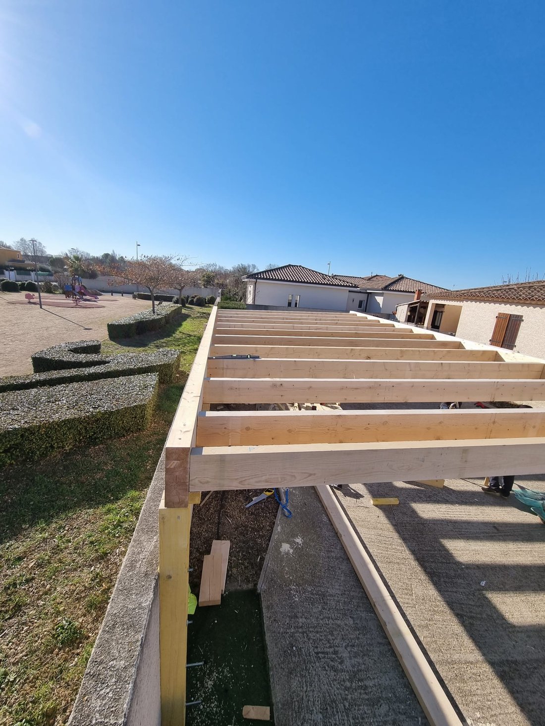 Étape 1 : construction de la charpente bois du carport