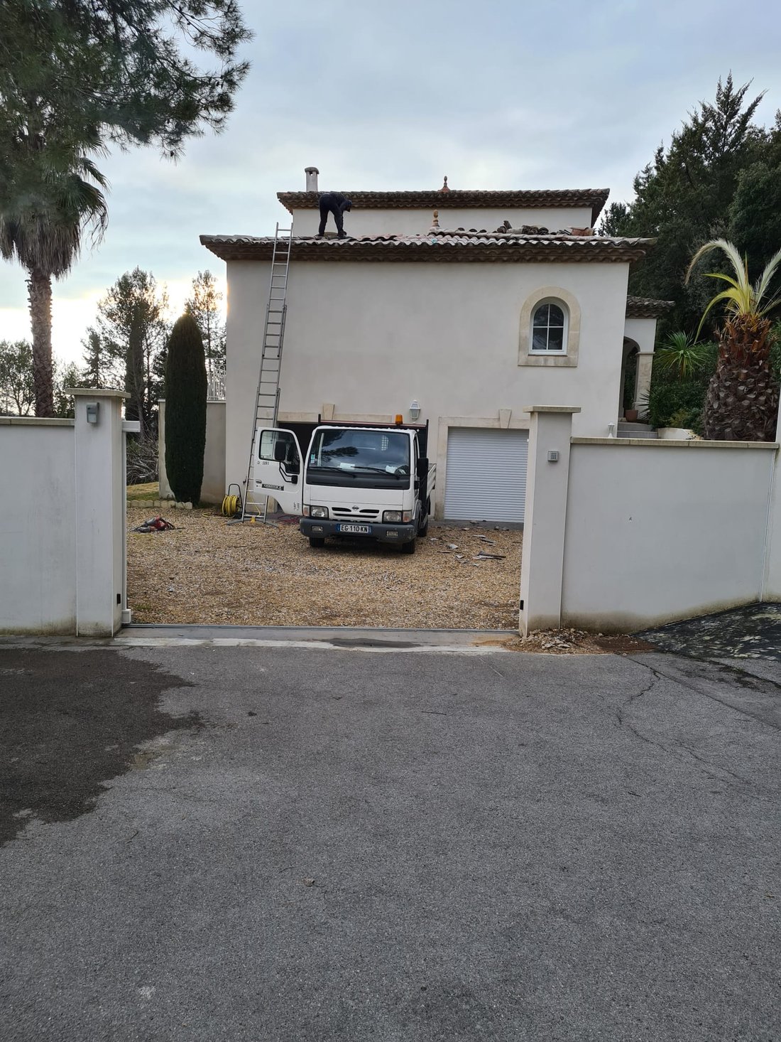 Couvreur en intervention sur toiture de maison provençale