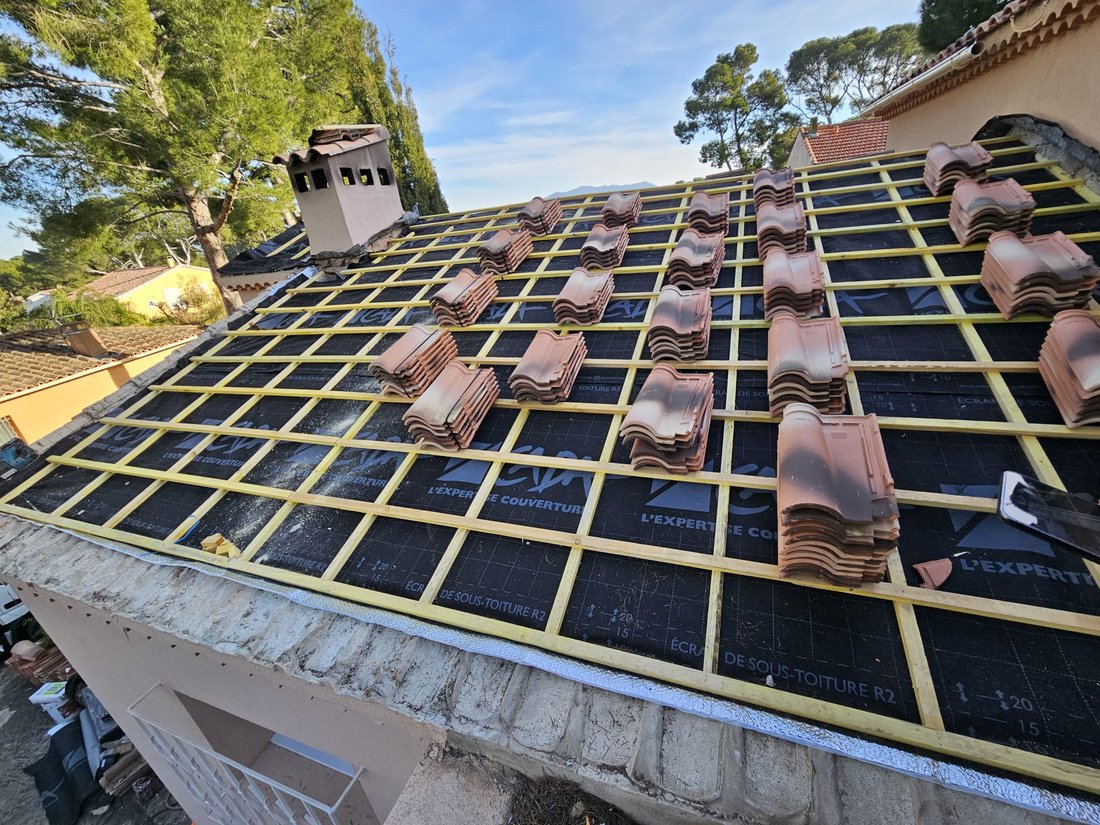 Pose de tuiles de couverture par Couvreur Rénovation Toiture